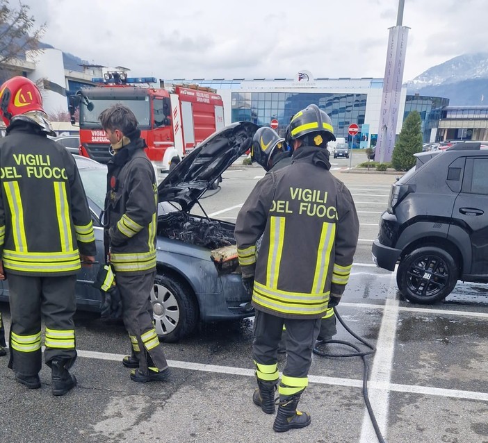 Domato dai pompieri prinicipio d'incendio in un'auto a Pollein