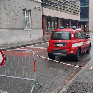 Pericolante la vetrata di una finestra, chiusa via Festaz lungo la Finaosta