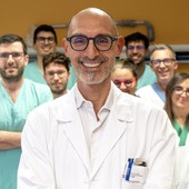 Il medico oculista Luca Ventre 'circondato' dalla sua équipe
