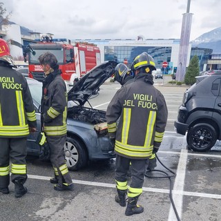 Domato dai pompieri prinicipio d'incendio in un'auto a Pollein