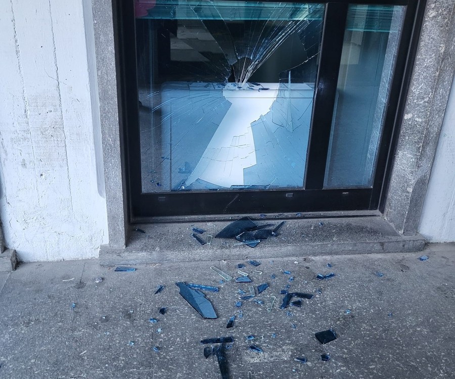 Aosta, 'spaccata' vandalica al palazzo della Regione in piazza Narbonne Aosta, 'spaccata' vandalica al palazzo della Regione in piazza Narbonne