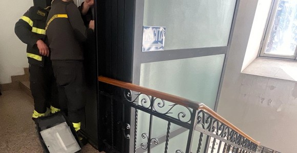 Un intervento emergenziale dei Vigili del fuoco durante uno dei tanti 'blocchi' dell'ascensore del tribunale aostano