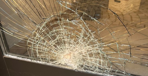 La vetrina vandalizzata da ignoti la notte tra sabato e domenica scorsi La vetrina vandalizzata da ignoti la notte tra sabato e domenica scorsi