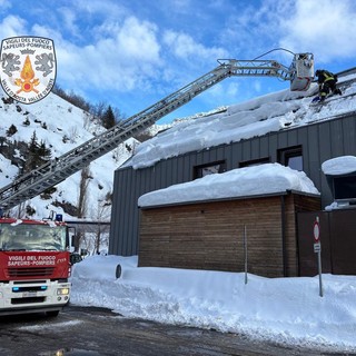 La Thuile, neve pericolante dal tetto dell'Ufficio Turismo