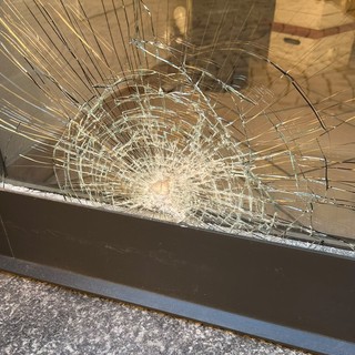 La vetrina vandalizzata da ignoti la notte tra sabato e domenica scorsi