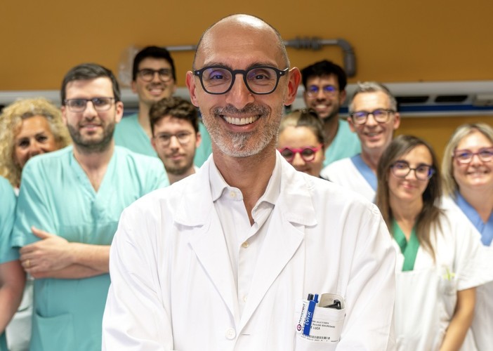 Il medico oculista Luca Ventre 'circondato' dalla sua équipe