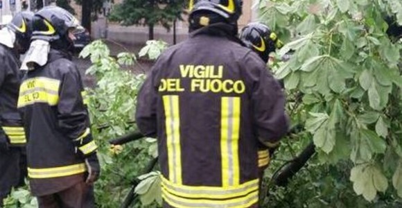 Raffiche di vento su Aosta; alberi caduti, coperture divelte e un'auto danneggiata