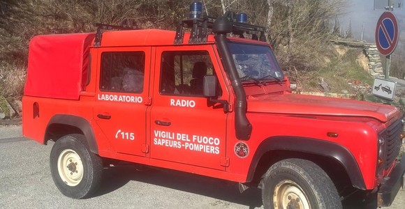 Vigili del fuoco e forestali in azione su incendio boschivo a Lillianes