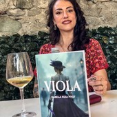 Isabella Rosa Pivot durante la presentazione del romanzo Viola a Cave à Lire ad Aosta Isabella Rosa Pivot durante la presentazione del romanzo Viola a Cave à Lire ad Aosta