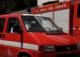 Aosta, scooter in fiamme in corso Battaglione