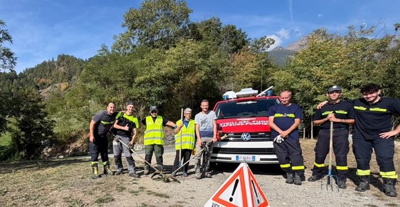 Quart, volontari al lavoro per l’elisuperficie di Avion Effraz Quart, volontari al lavoro per l’elisuperficie di Avion Effraz