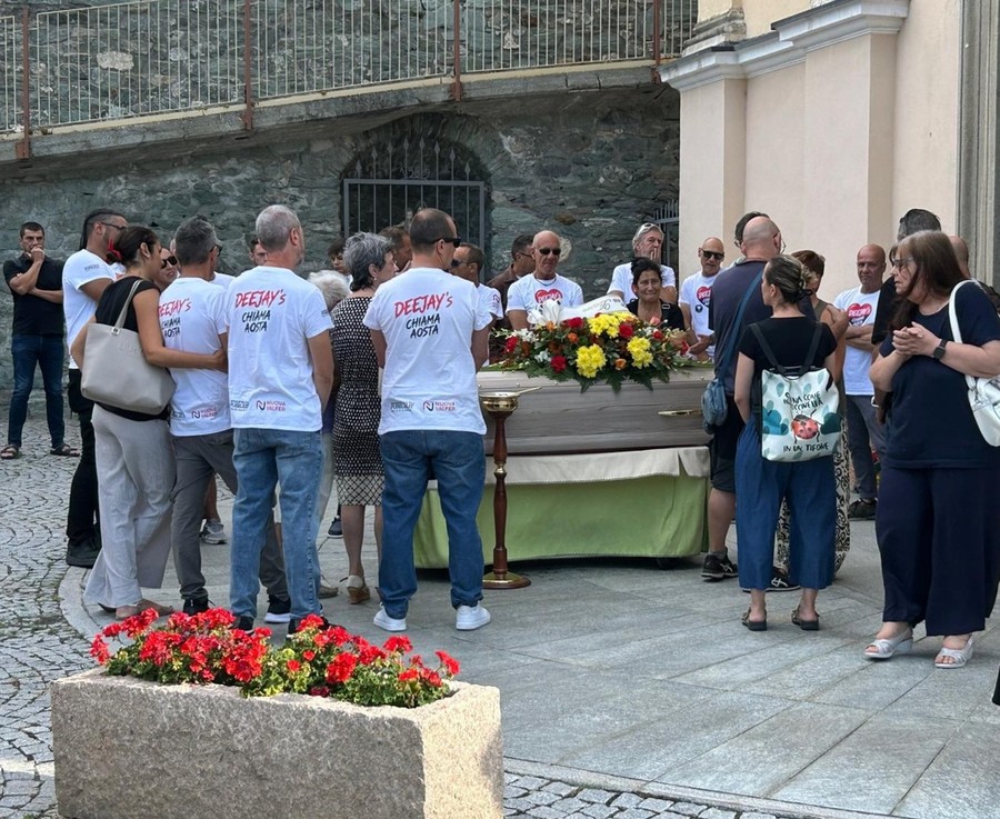L’ultimo saluto ad Alex Virgili sulle note di 'Vivere' di Vasco Rossi L’ultimo saluto ad Alex Virgili sulle note di 'Vivere' di Vasco Rossi