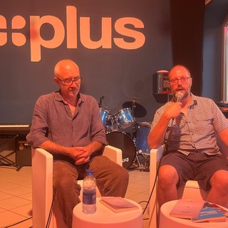 Pierluigi Vuillermin (a sn) insieme a Stefano Tringali, titolare della libreria Aubert di Aosta, durante la presentazione del libro a Plus