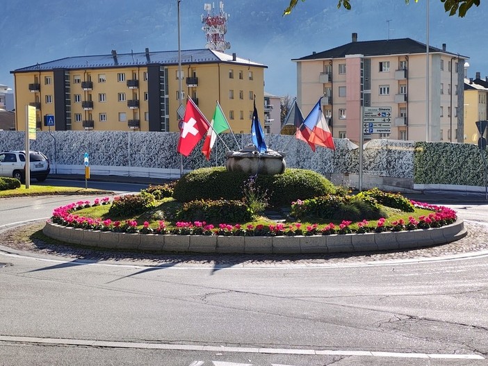 Aosta, avviati interventi autunnali sul verde pubblico: potature, nuove alberature e decoro urbano Aosta, avviati interventi autunnali sul verde pubblico: potature, nuove alberature e decoro urbano
