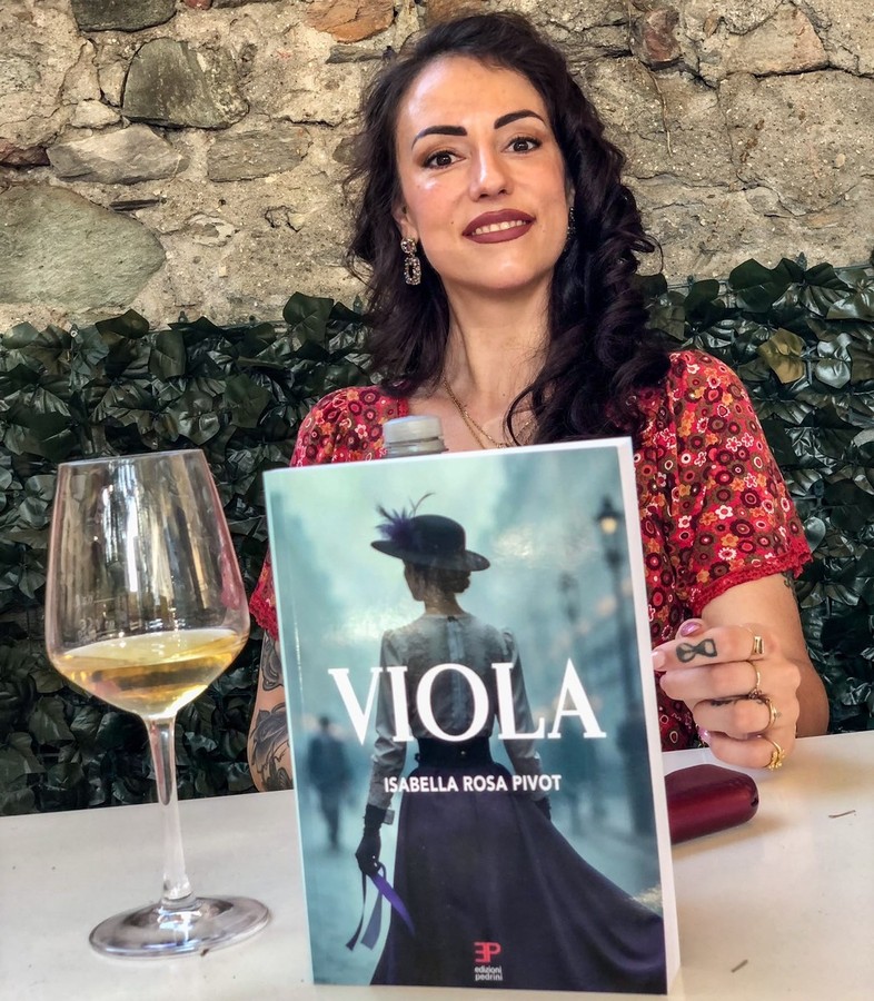 Isabella Rosa Pivot durante la presentazione del romanzo Viola a Cave à Lire ad Aosta Isabella Rosa Pivot durante la presentazione del romanzo Viola a Cave à Lire ad Aosta